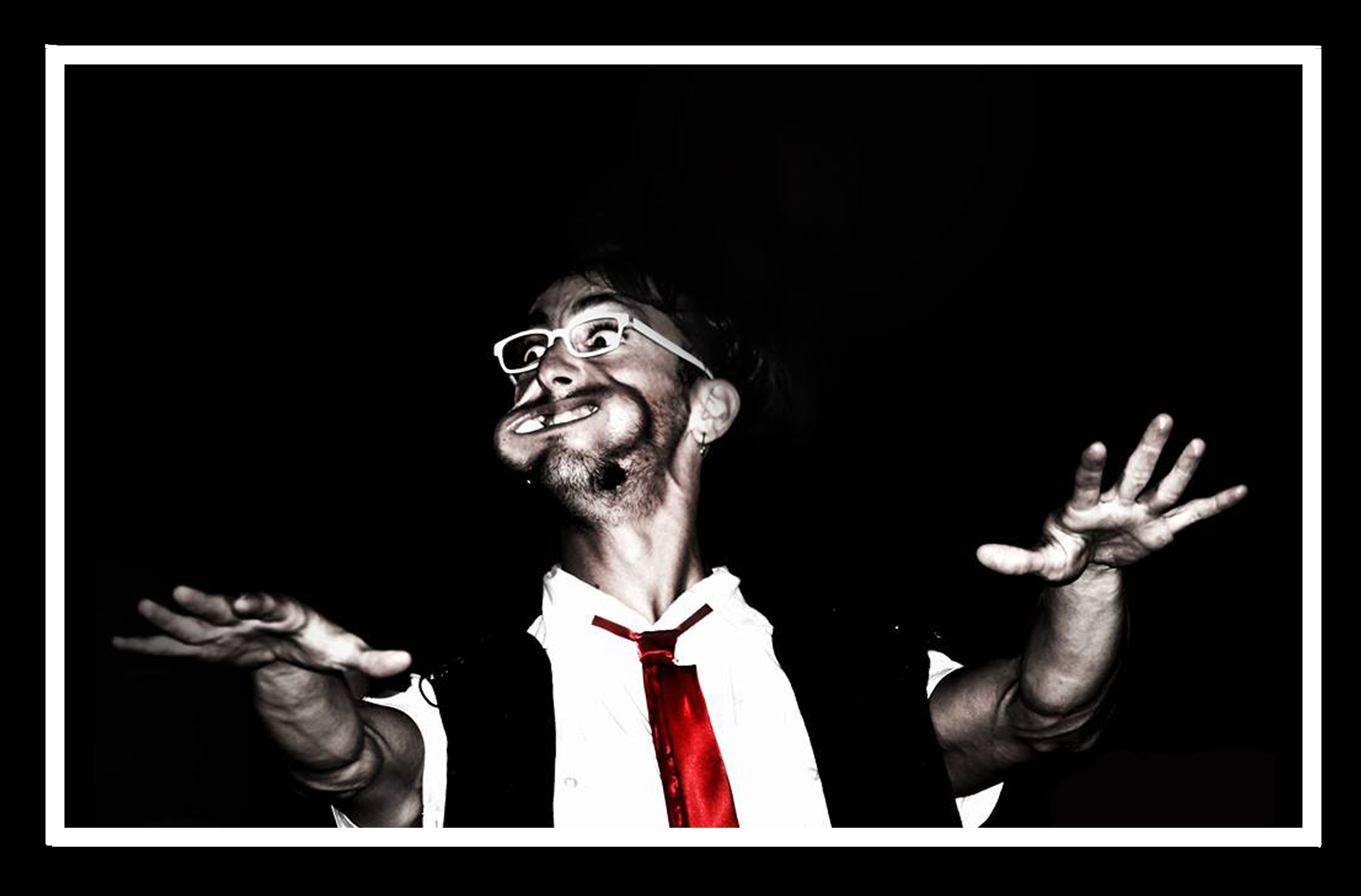 Fool fool bang bang, il personaggio con occhiali bianchi e cravatta rossa